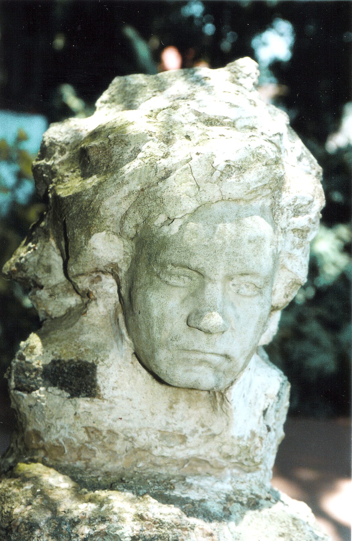 Esculpido por Pedro Bruno no jardim da casa em Paquetá