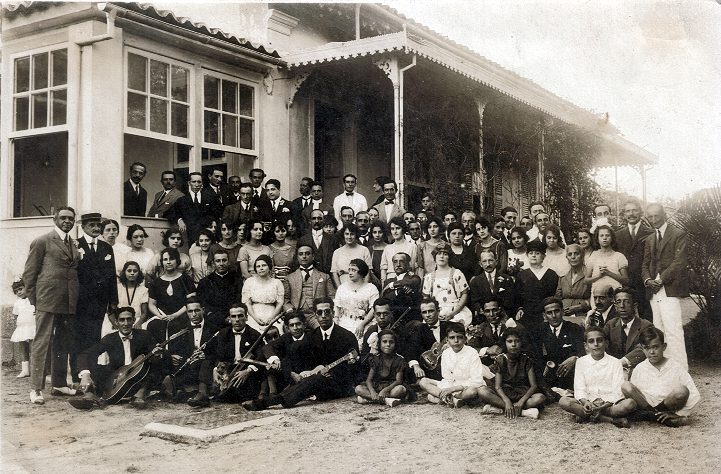 Pedro Bruno reunido com família e amigos diante da casa de Paquetá