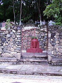 Registro fotográfico da entrada do Cemitério de Paquetá