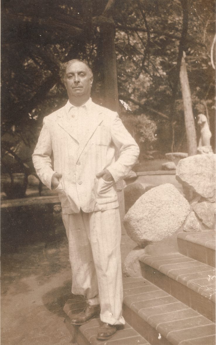 Pedro Bruno na escada da casa de Paquetá